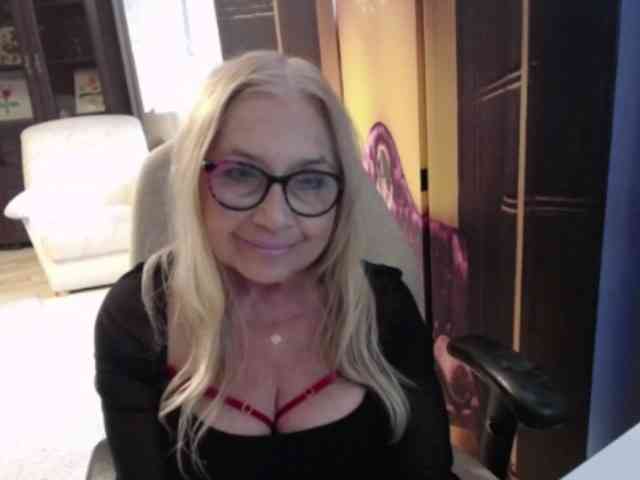 BlondeSofia webcam