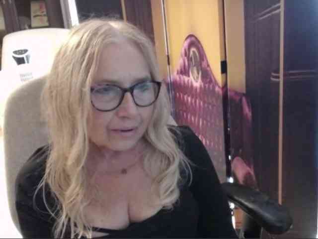 BlondeSofia webcam