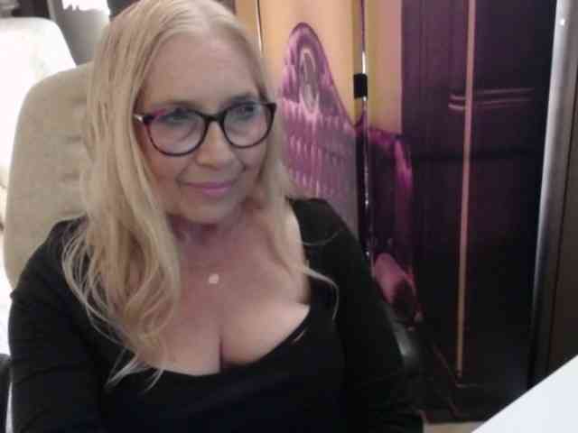 BlondeSofia webcam