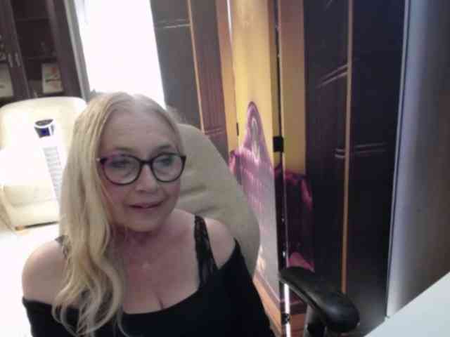 BlondeSofia webcam