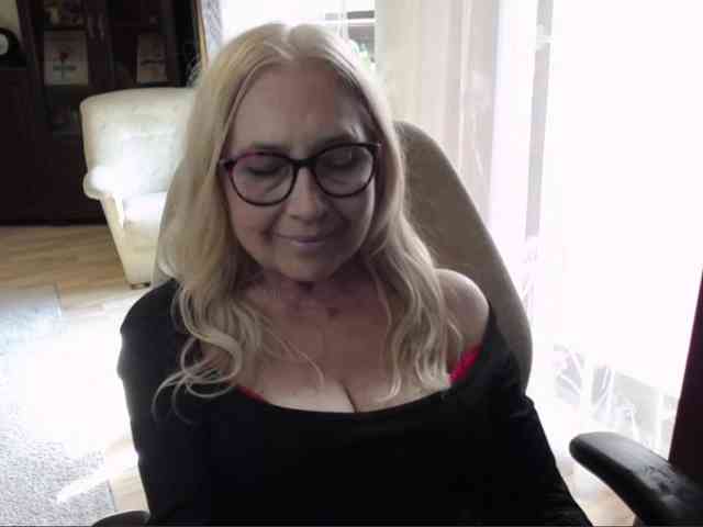 BlondeSofia webcam