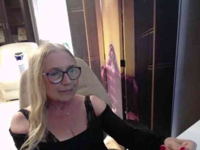 BlondeSofia webcam