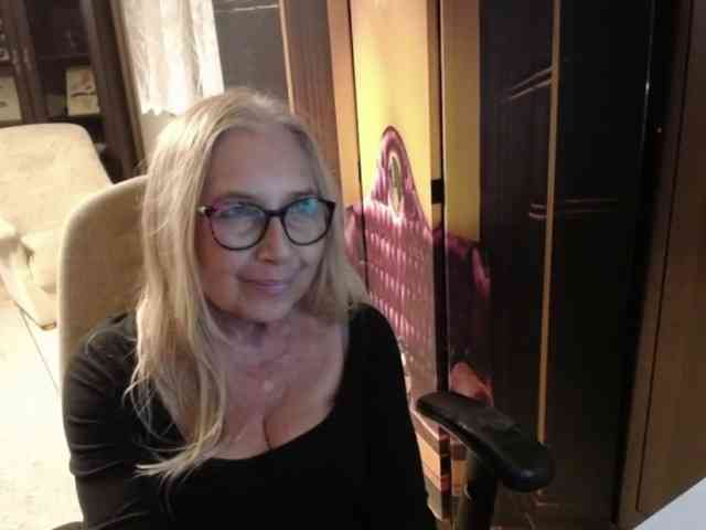 BlondeSofia webcam
