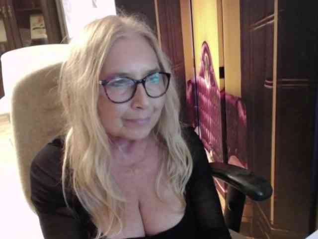 BlondeSofia webcam