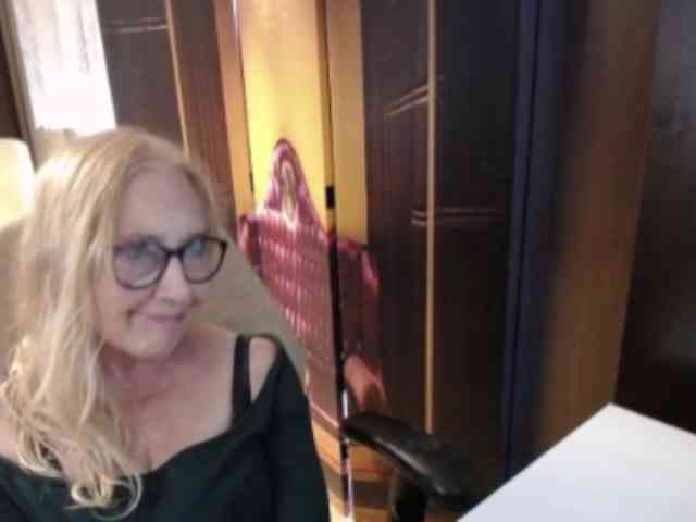 BlondeSofia webcam