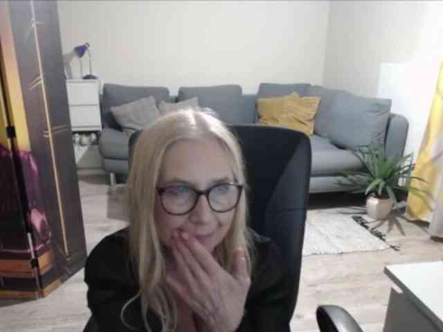 BlondeSofia webcam