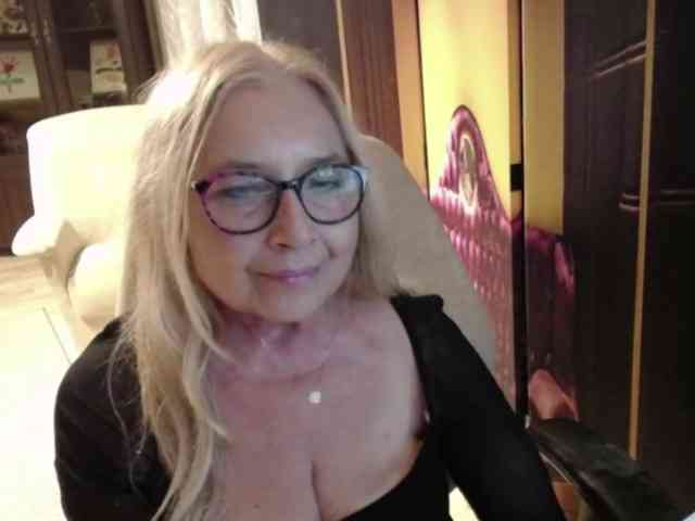 BlondeSofia webcam