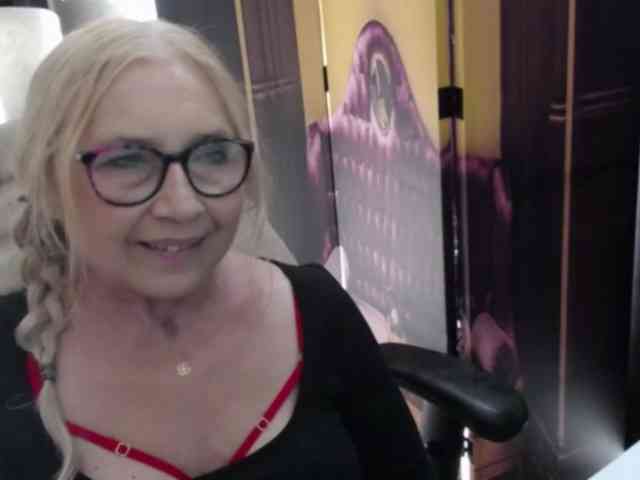 BlondeSofia webcam