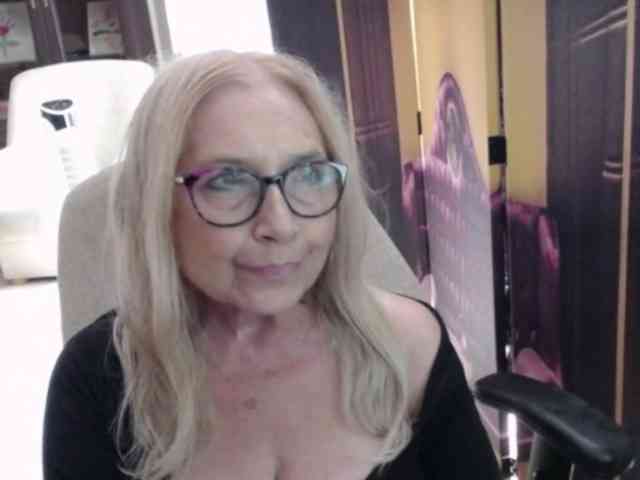 BlondeSofia webcam