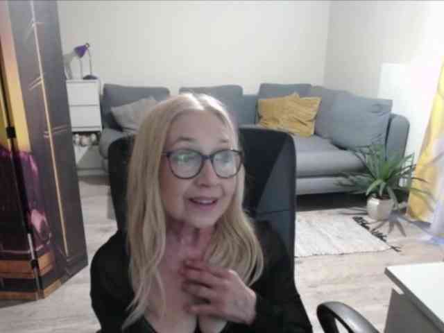 BlondeSofia webcam