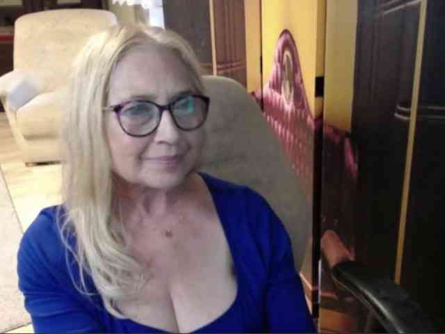 BlondeSofia webcam