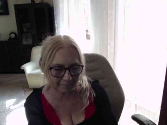BlondeSofia webcam