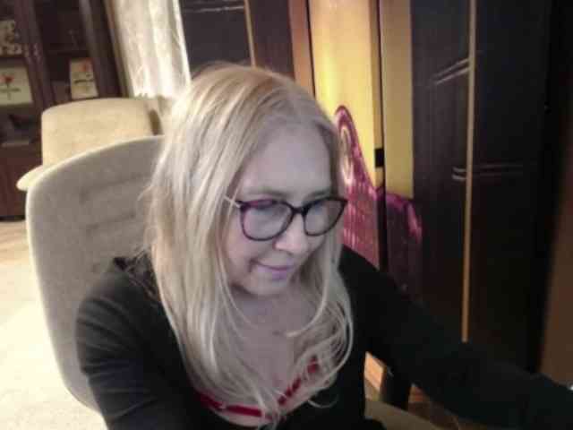 BlondeSofia webcam