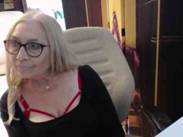 BlondeSofia webcam