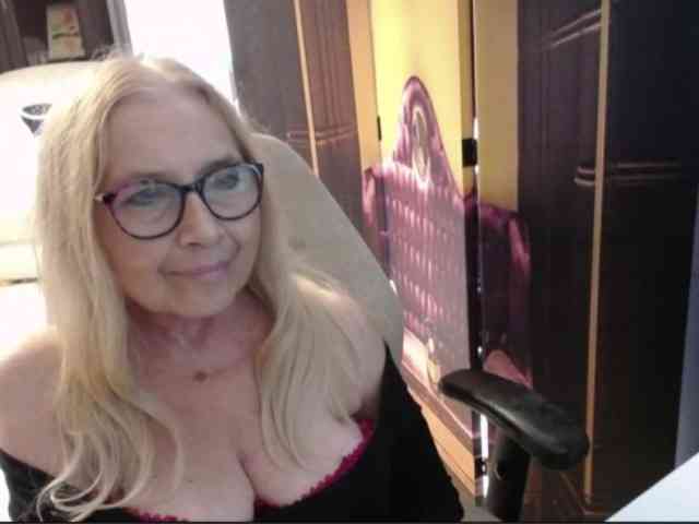 BlondeSofia webcam