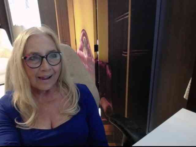 BlondeSofia webcam