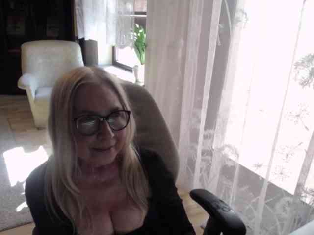 BlondeSofia webcam