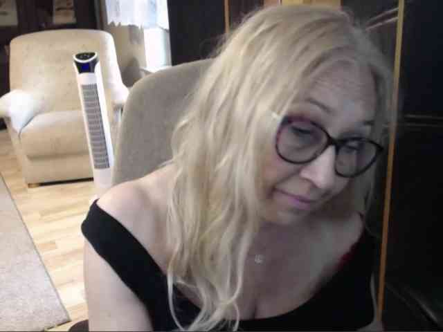 BlondeSofia webcam