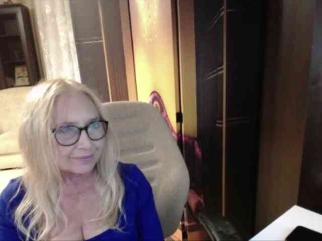 BlondeSofia webcam
