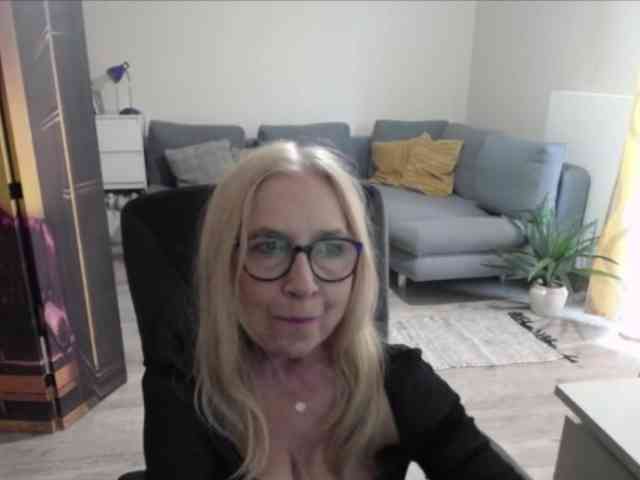BlondeSofia webcam