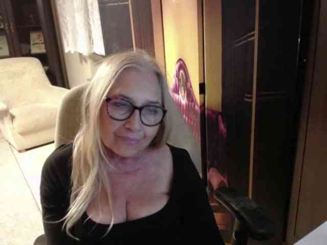 BlondeSofia webcam