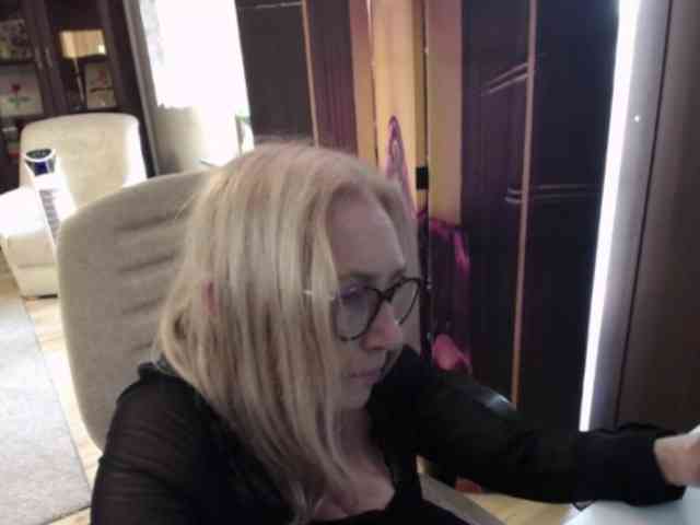 BlondeSofia webcam
