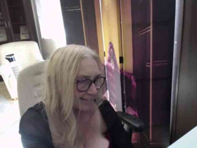 blondesofia's live room