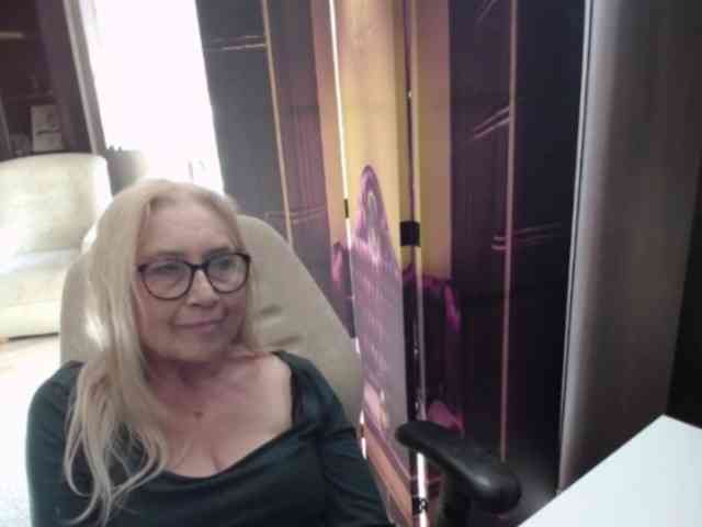 BlondeSofia webcam