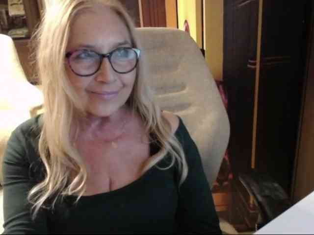 BlondeSofia webcam