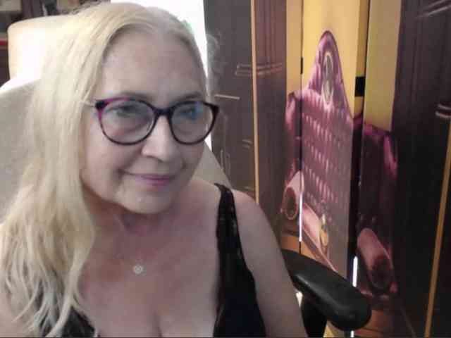 BlondeSofia webcam