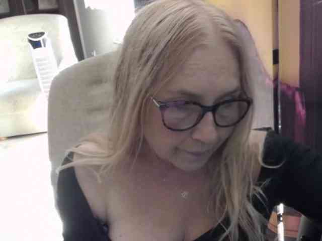 BlondeSofia webcam