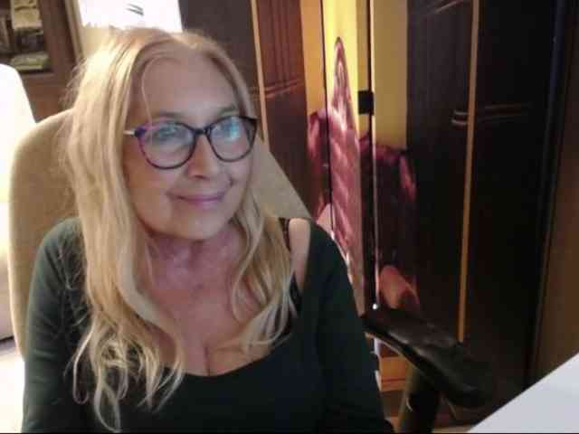 BlondeSofia webcam