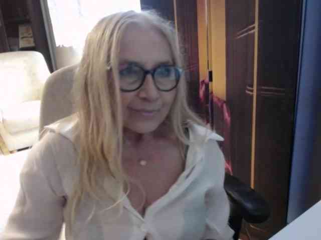BlondeSofia webcam