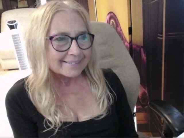 BlondeSofia webcam