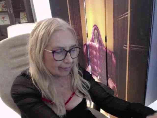 BlondeSofia webcam