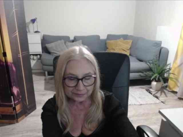 BlondeSofia webcam