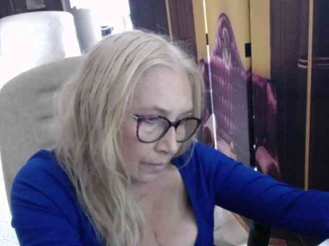 BlondeSofia webcam