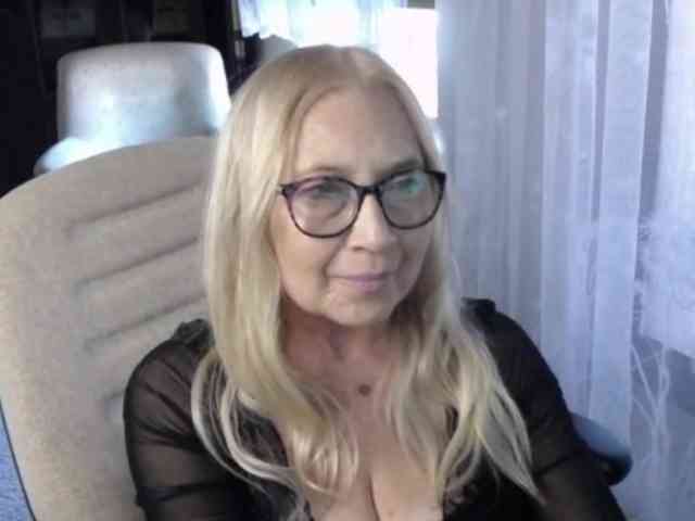 BlondeSofia webcam