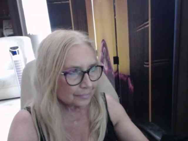 BlondeSofia webcam