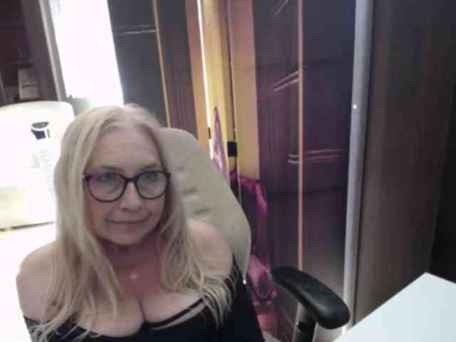 BlondeSofia webcam