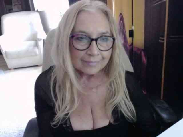BlondeSofia webcam