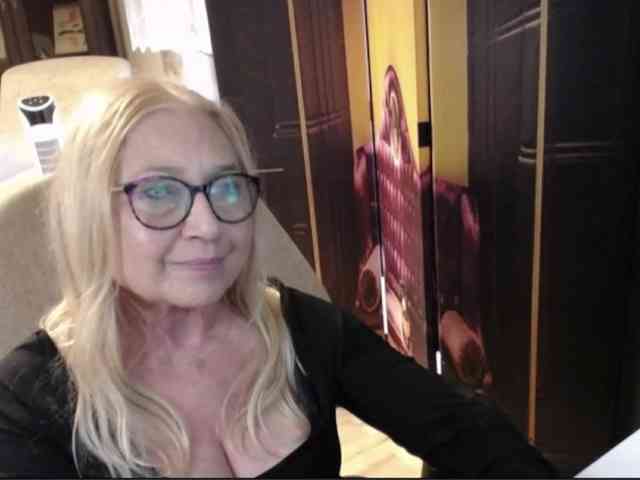 BlondeSofia webcam