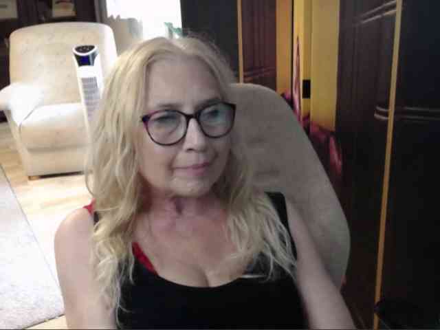 BlondeSofia webcam