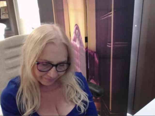 BlondeSofia webcam