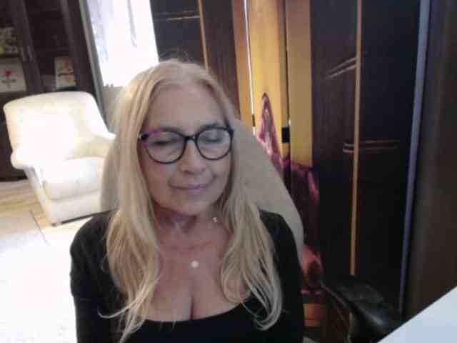 BlondeSofia webcam