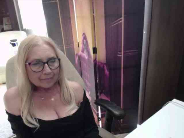BlondeSofia webcam