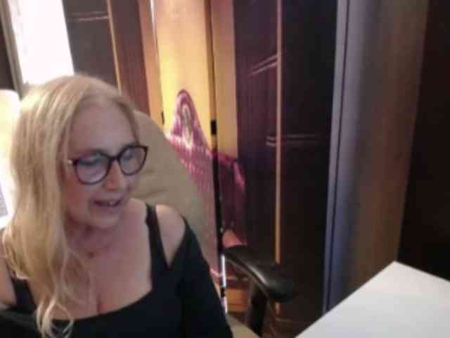 BlondeSofia webcam