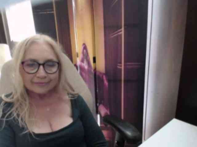 BlondeSofia webcam