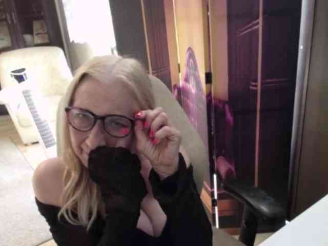 BlondeSofia webcam