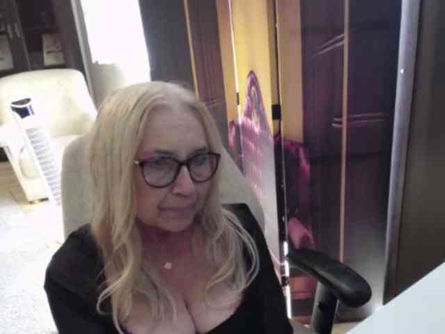 BlondeSofia webcam